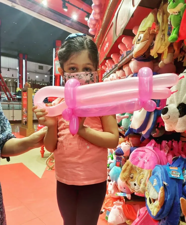 Balloon twisting artist in Hyderabad